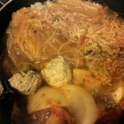初めてキムチ鍋にじゃがいもと里芋とたまご入れましたが美味しいですね！